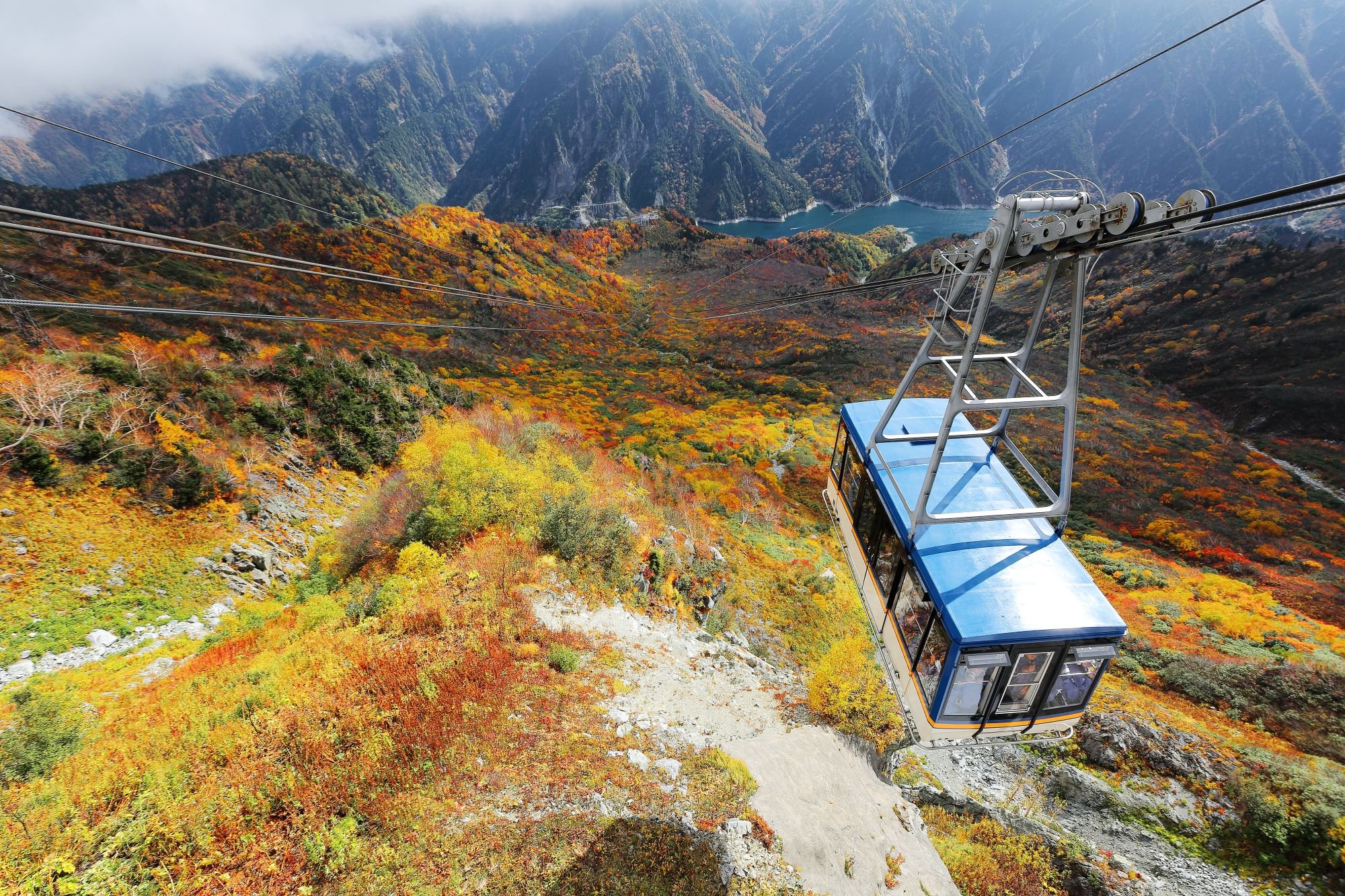 秋：紅葉と立山ロープウェイ